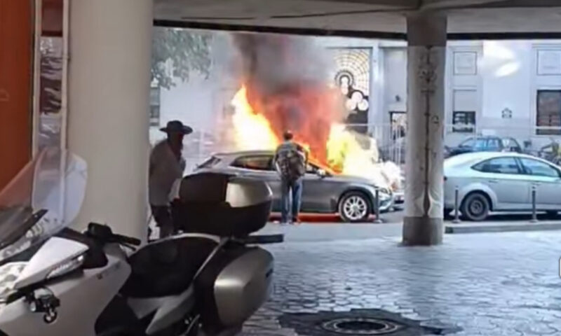 Mașina unui instructor auto cunoscut pe TikTok a luat foc în mers, pe un bulevard din București