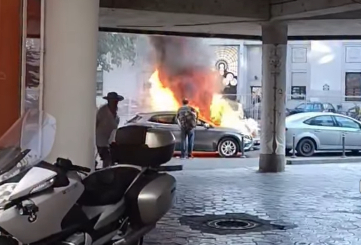 Mașina unui instructor auto cunoscut pe TikTok a luat foc în mers, pe un bulevard din București