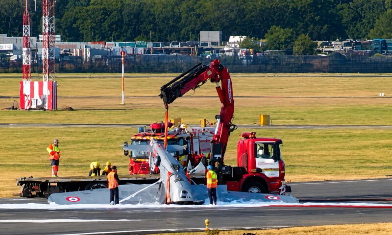 Trafic perturbat după un incident aviatic. Un avion ușor s-a răsturnat pe pistă