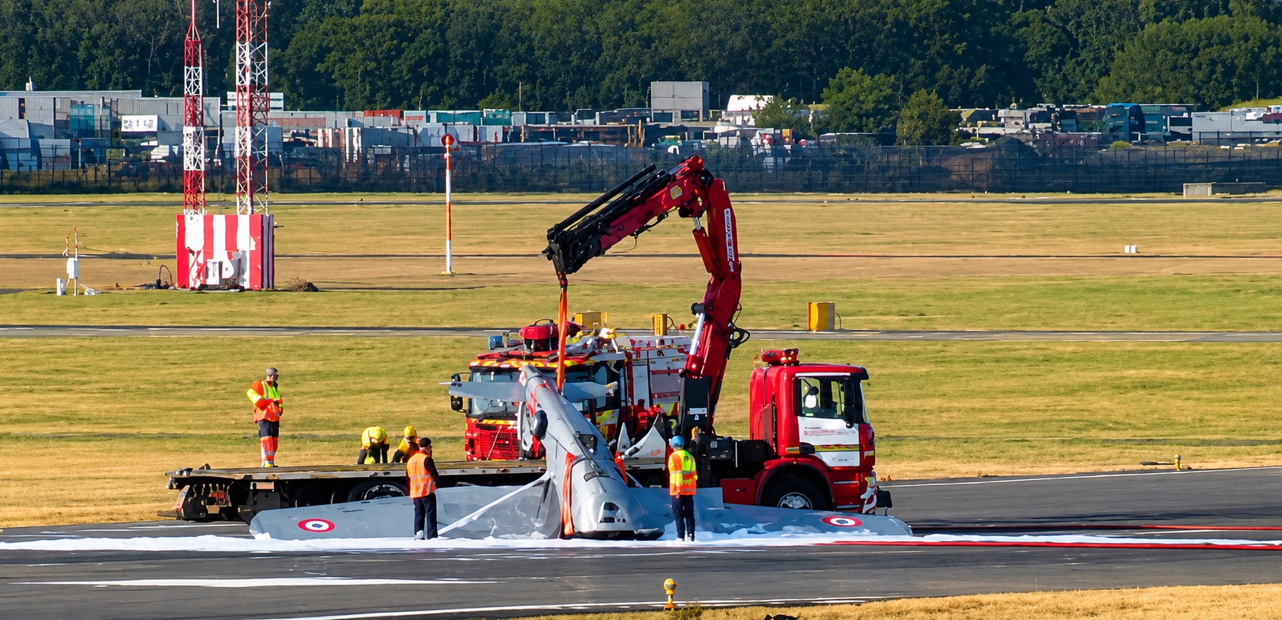 Trafic perturbat după un incident aviatic. Un avion ușor s-a răsturnat pe pistă
