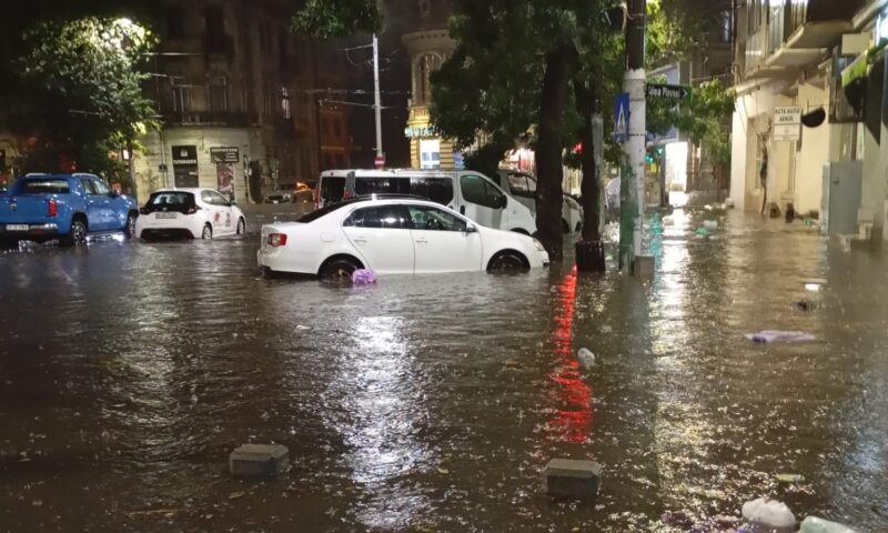 Potop peste București. Cea mai violentă furtună din ultimii ani a transformat Capitala într-un lac: străzi și blocuri inundate, trafic paralizat și cartiere întregi în beznă. Video