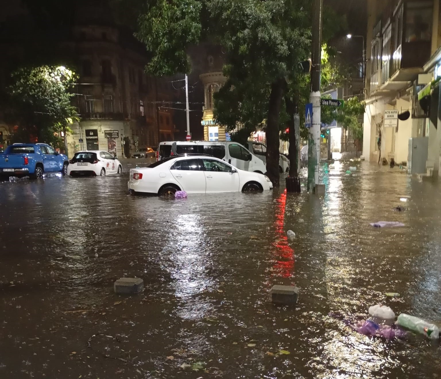 Potop peste București. Cea mai violentă furtună din ultimii ani a transformat Capitala într-un lac: străzi și blocuri inundate, trafic paralizat și cartiere întregi în beznă. Video