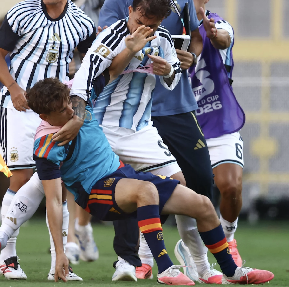 De ce a sărit Leandro Paredes să se bată cu Gavi la finalul meciului Spania-Argentina. Cartonaș roșu pentru argentinian