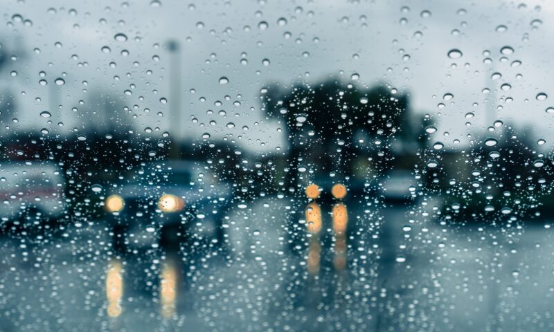 Cum să conduci în siguranță pe ploaie torențială. Sfaturi esențiale pentru șoferi