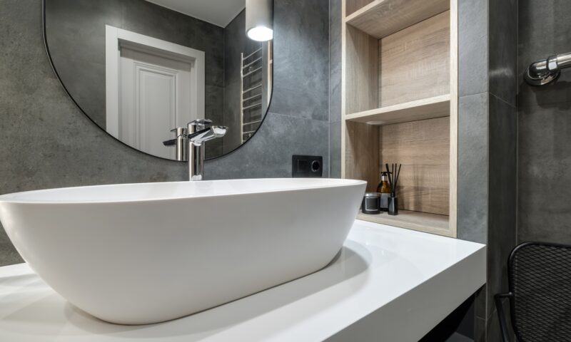 Ghid pentru o baie minimalistă: Organizare, depozitare și accente decorative