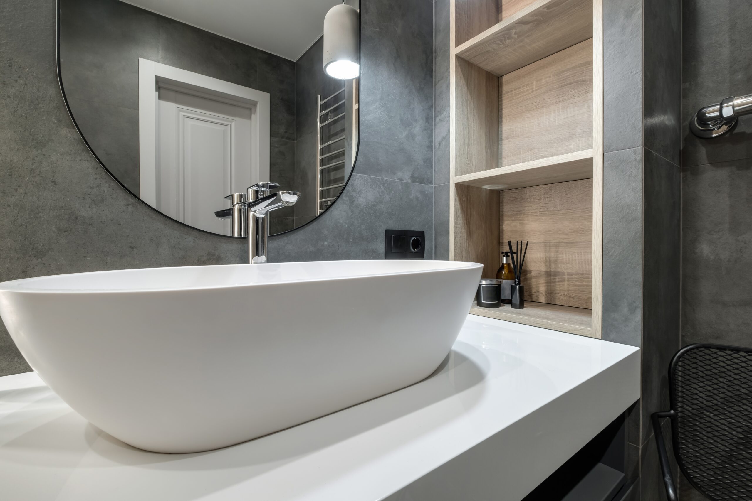 Ghid pentru o baie minimalistă: Organizare, depozitare și accente decorative