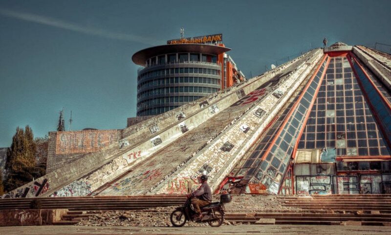 Fascinanta poveste a Piramidei din Tirana. Cum a devenit sanctuarul unui dictator comunist cel mai modern hub cultural
