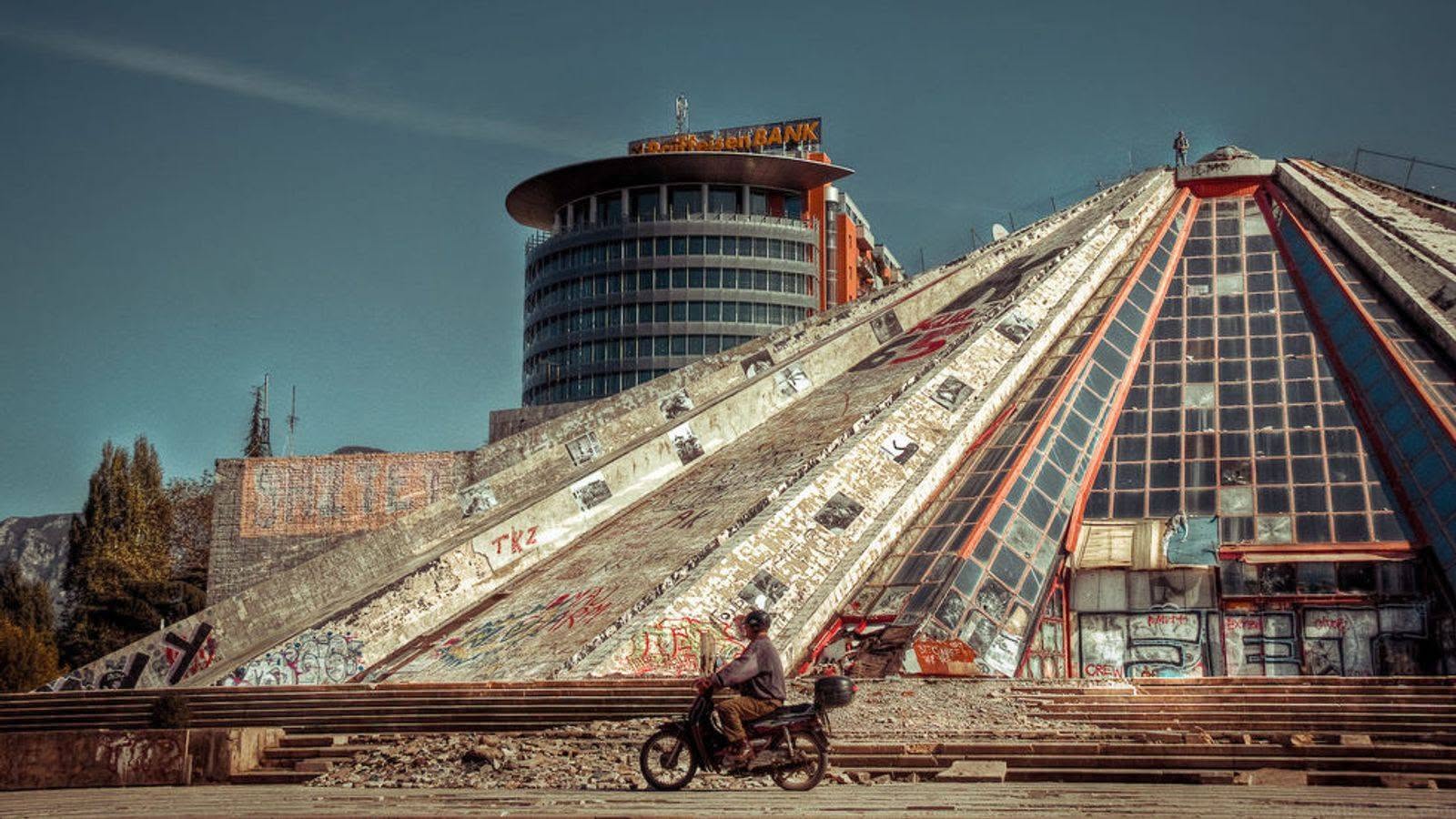 Fascinanta poveste a Piramidei din Tirana. Cum a devenit sanctuarul unui dictator comunist cel mai modern hub cultural