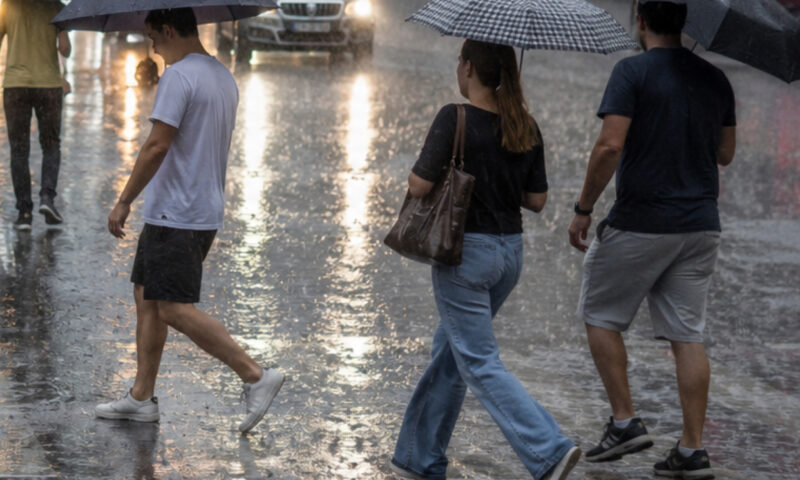 Prognoza meteo, 6 iulie. Ploi torențiale, descărcări electrice și rafale puternice de vânt. Cum va fi vremea pe litoral