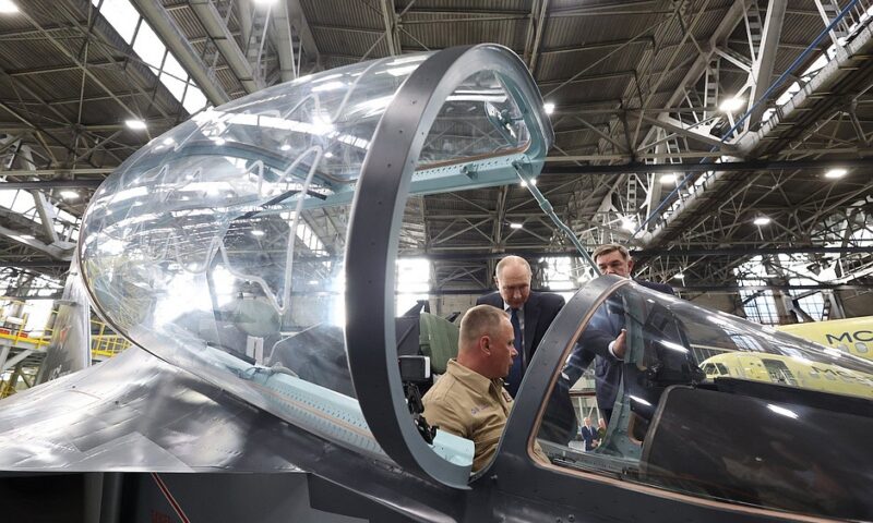 Vladimir Putin, vizită surpriză la o fabrică de avioane. Kremlinul a dezvăluit abia după câteva ore unde se afla liderul rus
