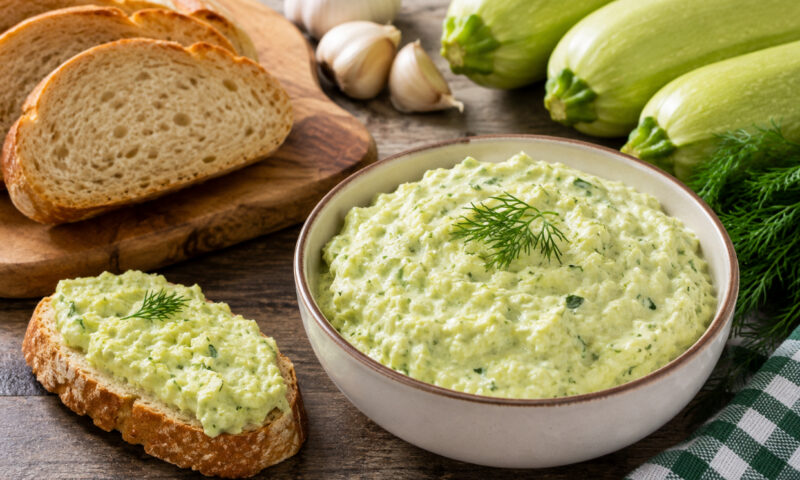 Salată de dovlecei cu maioneză și usturoi. Un deliciu de vară din doar câteva ingrediente