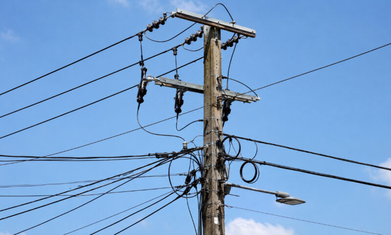 Un tânăr din Suceava a murit sub ochii salvatorilor. S-a electrocutat și a căzut de pe un stâlp