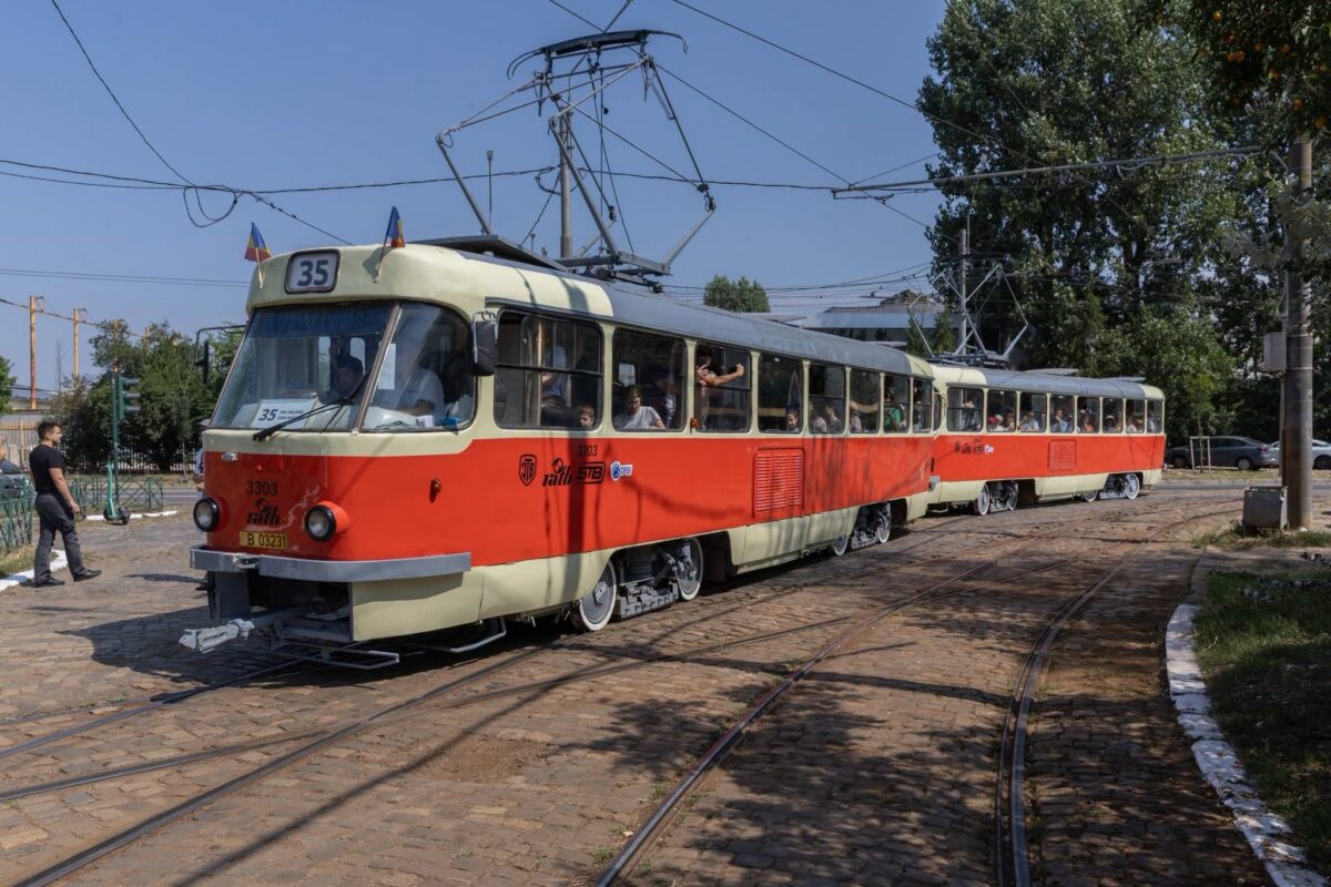 Sfârșitul unei epoci în București. Tramvaiele Tatra au ieșit din circulație după 53 de ani
