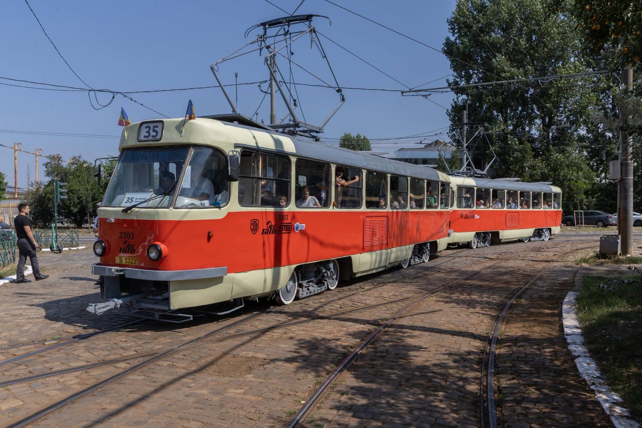 Sfârșitul unei epoci în București. Tramvaiele Tatra au ieșit din circulație după 53 de ani