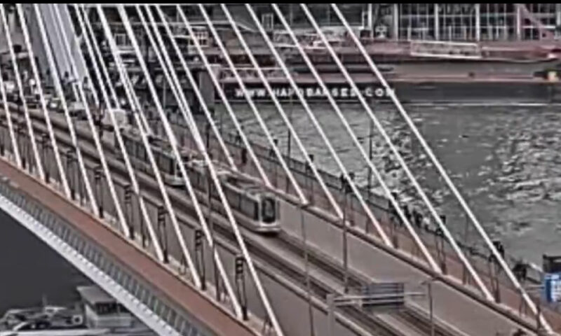 Două tramvaie s-au ciocnit pe Podul Erasmus din Rotterdam. Cel puțin 15 persoane au fost rănite