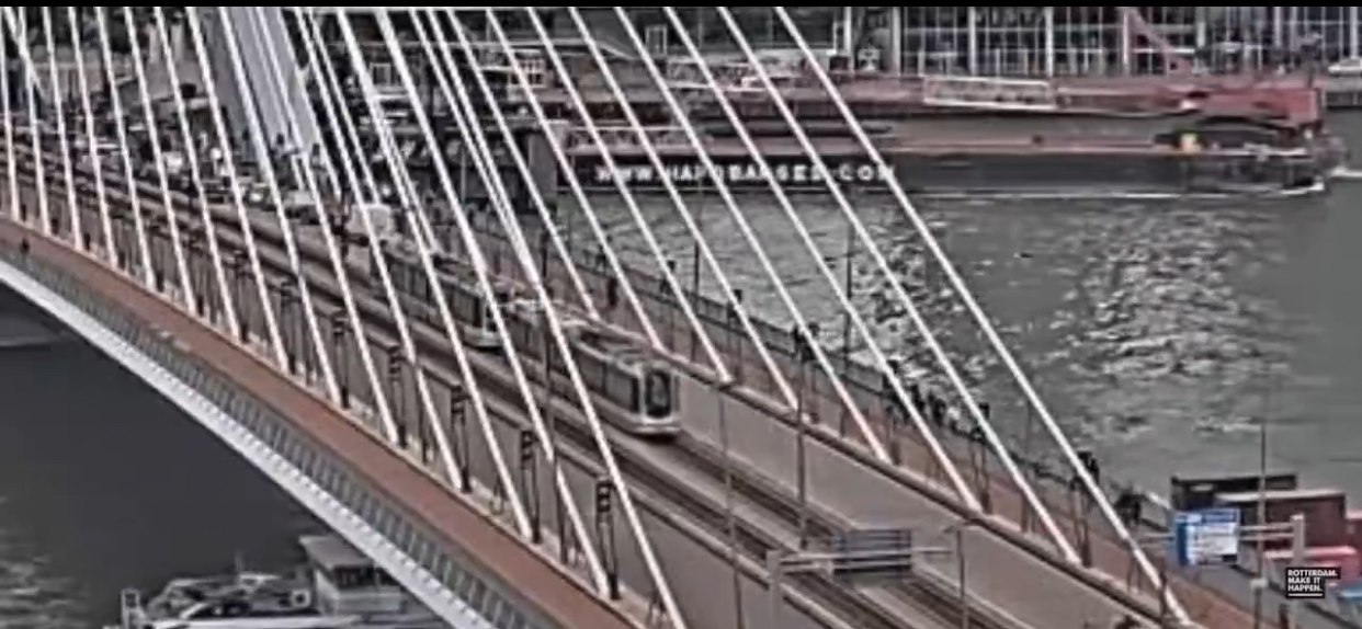 Două tramvaie s-au ciocnit pe Podul Erasmus din Rotterdam. Cel puțin 15 persoane au fost rănite