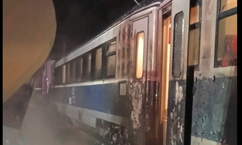 Trenul IR Suceava -Constanța a intrat în coliziune cu un camion încărcat cu ciment. Autocamionul a luat foc