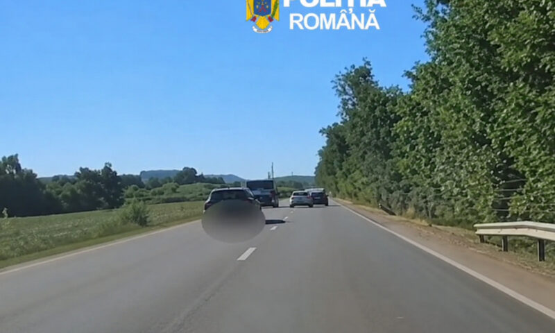 Scene de film într-o localitate din Maramureș. Un șofer a fugit de polițiști, a lovit un pod și a încercat apoi să scape pe jos