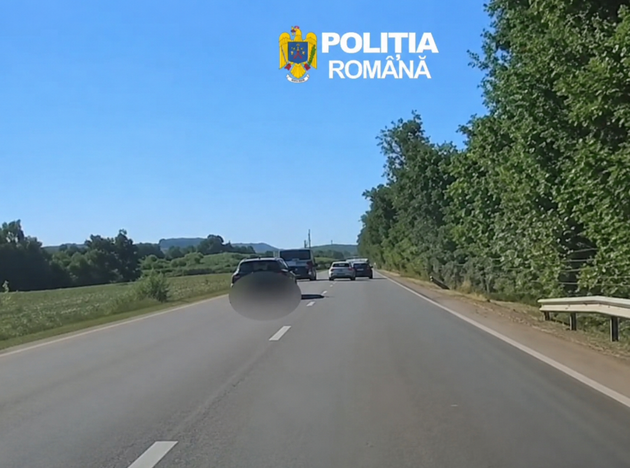 Scene de film într-o localitate din Maramureș. Un șofer a fugit de polițiști, a lovit un pod și a încercat apoi să scape pe jos