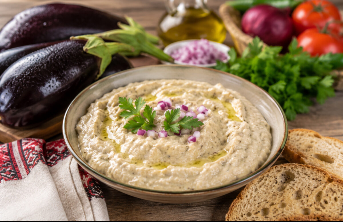 Ce să pui în salata de vinete în loc de maioneză. Ingredientul care aduce un plus de gust