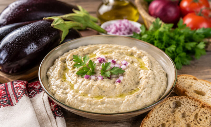 Ce să pui în salata de vinete în loc de maioneză. Ingredientul care aduce un plus de gust