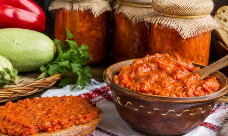 Rețeta de zacuscă de dovlecei pe care să o pregătești vara. Ingredientul care îi dă un gust deosebit