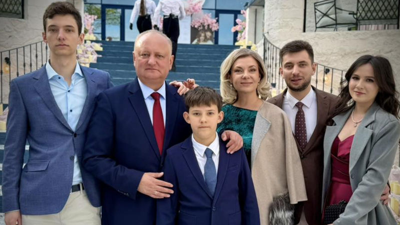 Igor Dodon, foc şi pară. Mireasa fiului, verificată la intrarea în Republica Moldova