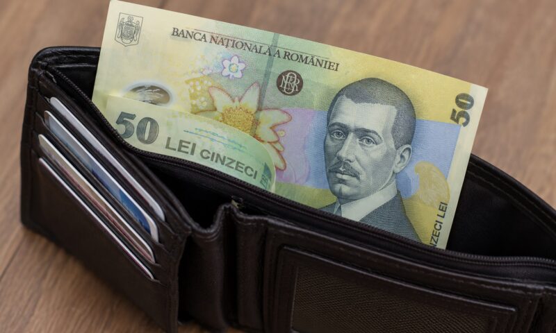 De ce este bine să ai mereu o bancnotă de 50 de lei în portofel. Micul truc care te poate scoate din încurcătură