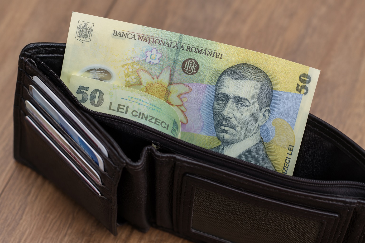 De ce este bine să ai mereu o bancnotă de 50 de lei în portofel. Micul truc care te poate scoate din încurcătură