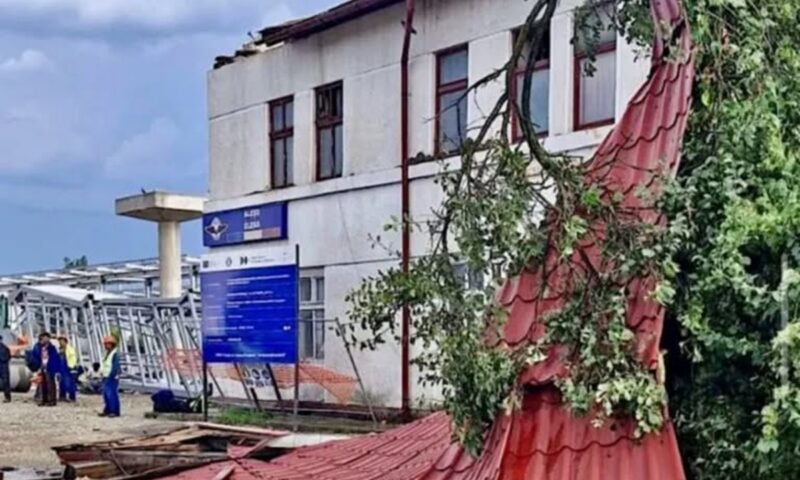 Furtunile au făcut pagube în Bihor, Sibiu și Brașov. Acoperișuri smulse și copaci doborâți
