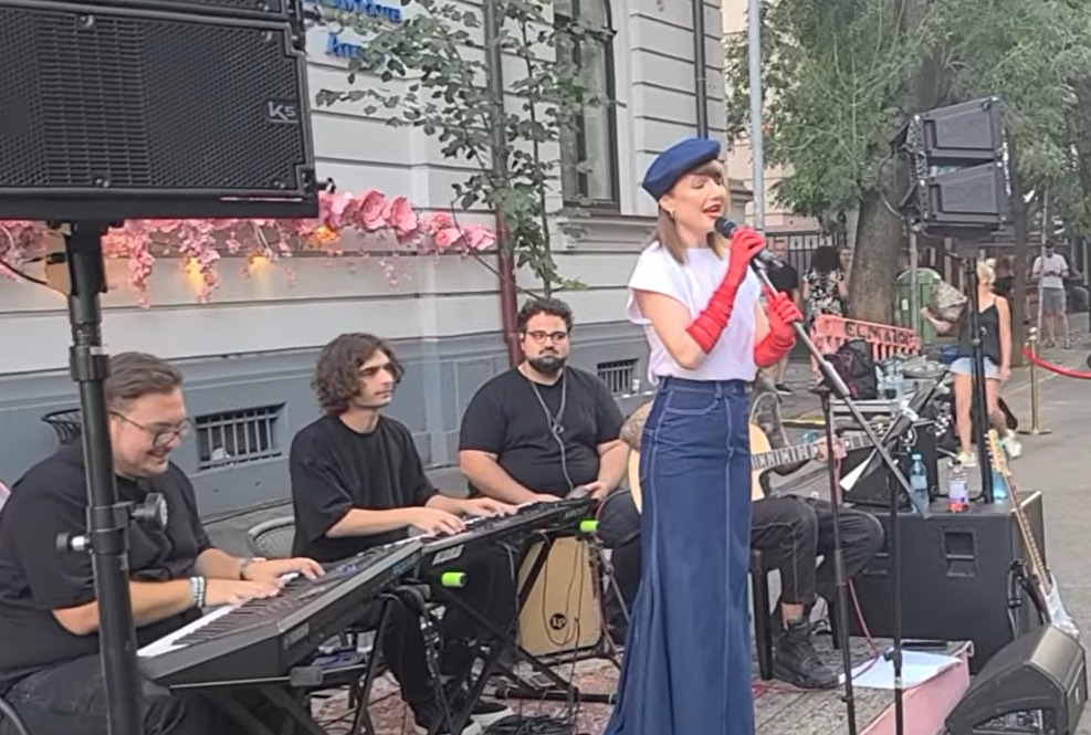 Alexandra Ungureanu și trupa ei au cântat pentru episodul Netflix din Piața Amzei în 2024