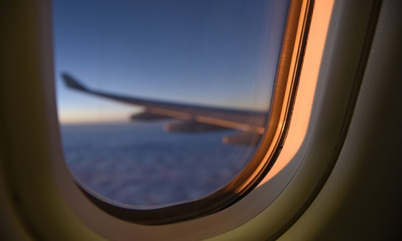 Secretul ferestrelor de avion. De ce colțurile sunt mereu rotunjite