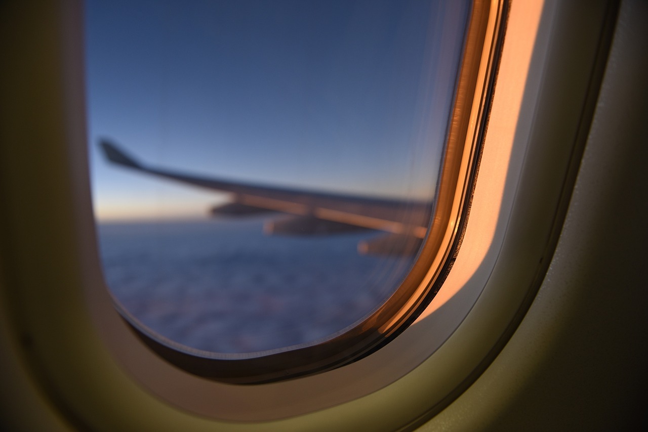 Secretul ferestrelor de avion. De ce colțurile sunt mereu rotunjite
