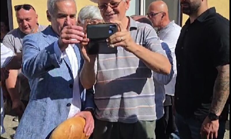 Călin Georgescu, baie de mulțime printre tarabele din piață. A luat cu el și sloganul din campanie