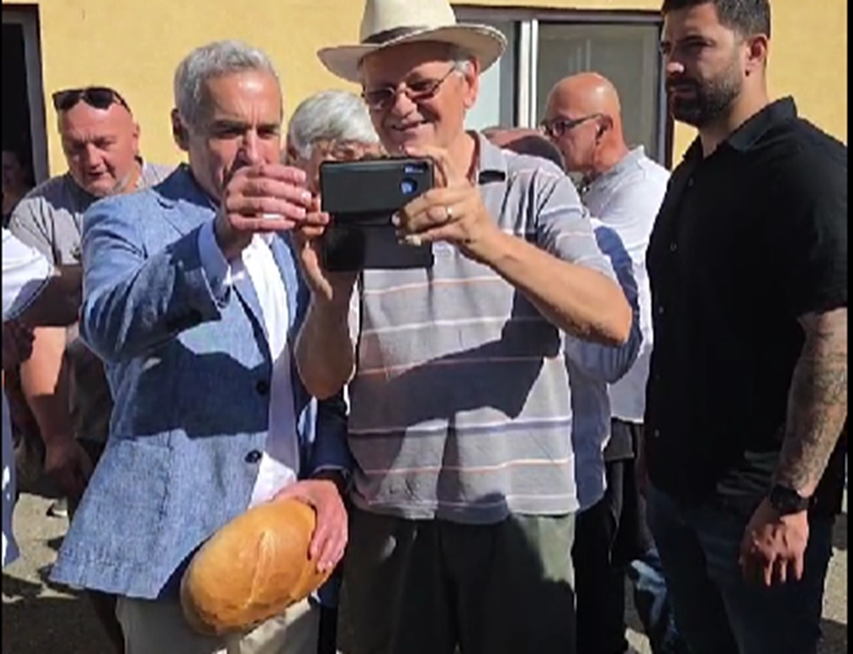 Călin Georgescu, baie de mulțime printre tarabele din piață. A luat cu el și sloganul din campanie