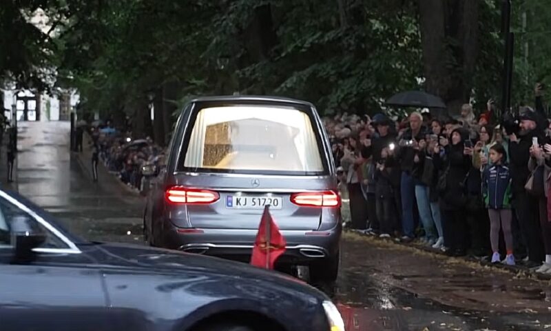 Sicriul regelui Harald V a ajuns la Palatul Regal. Mii de norvegieni au ieșit să-și ia rămas-bun