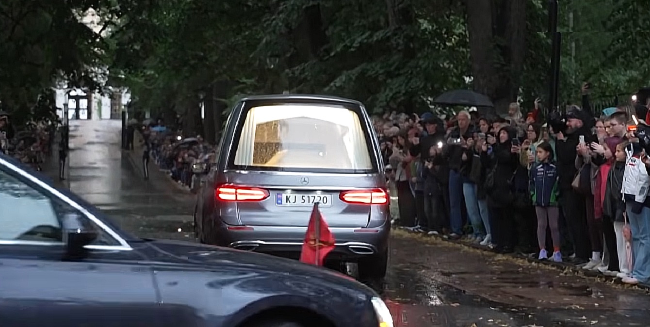 Sicriul regelui Harald V a ajuns la Palatul Regal. Mii de norvegieni au ieșit să-și ia rămas-bun