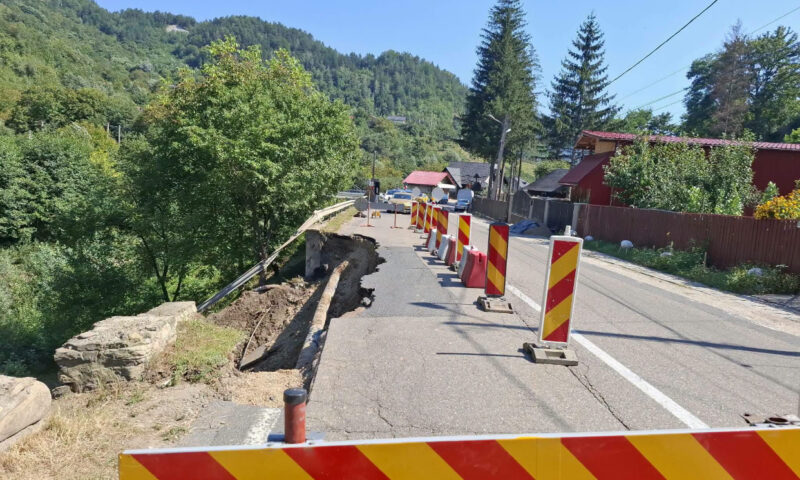 O porțiune din DN 10 s-a prăbușit după o avarie la o conductă de apă. Trafic îngreunat în zonă
