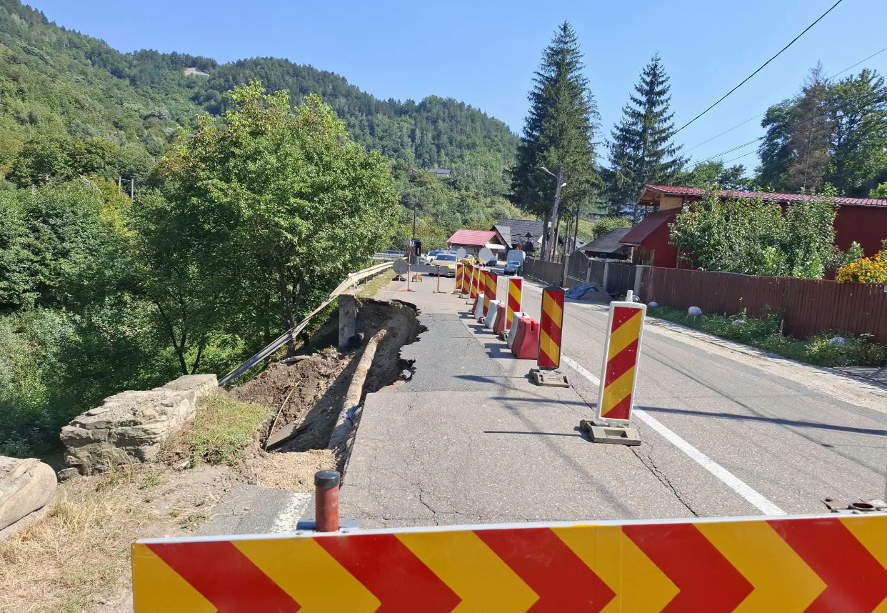 O porțiune din DN 10 s-a prăbușit după o avarie la o conductă de apă. Trafic îngreunat în zonă