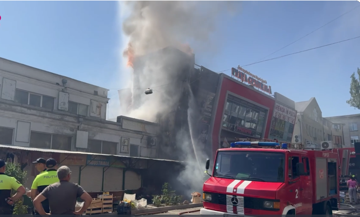 Incendiu puternic la Piaţa Centrală din Chişinău. Video