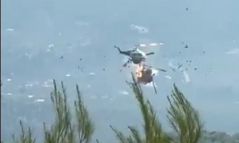 Două elicoptere s-au ciocnit în aer în timpul incendiilor din Grecia. Un aparat s-a prăbușit în flăcări