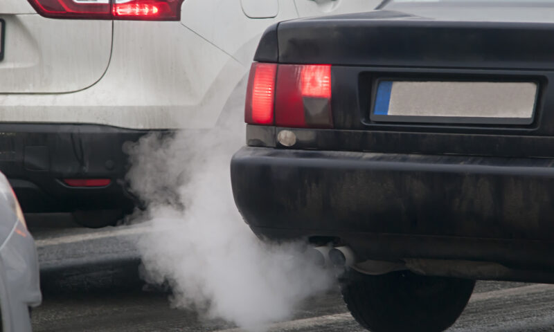 Ce poți afla de la culoarea fumului care iese din eșapament. Poate indica probleme serioase la motor