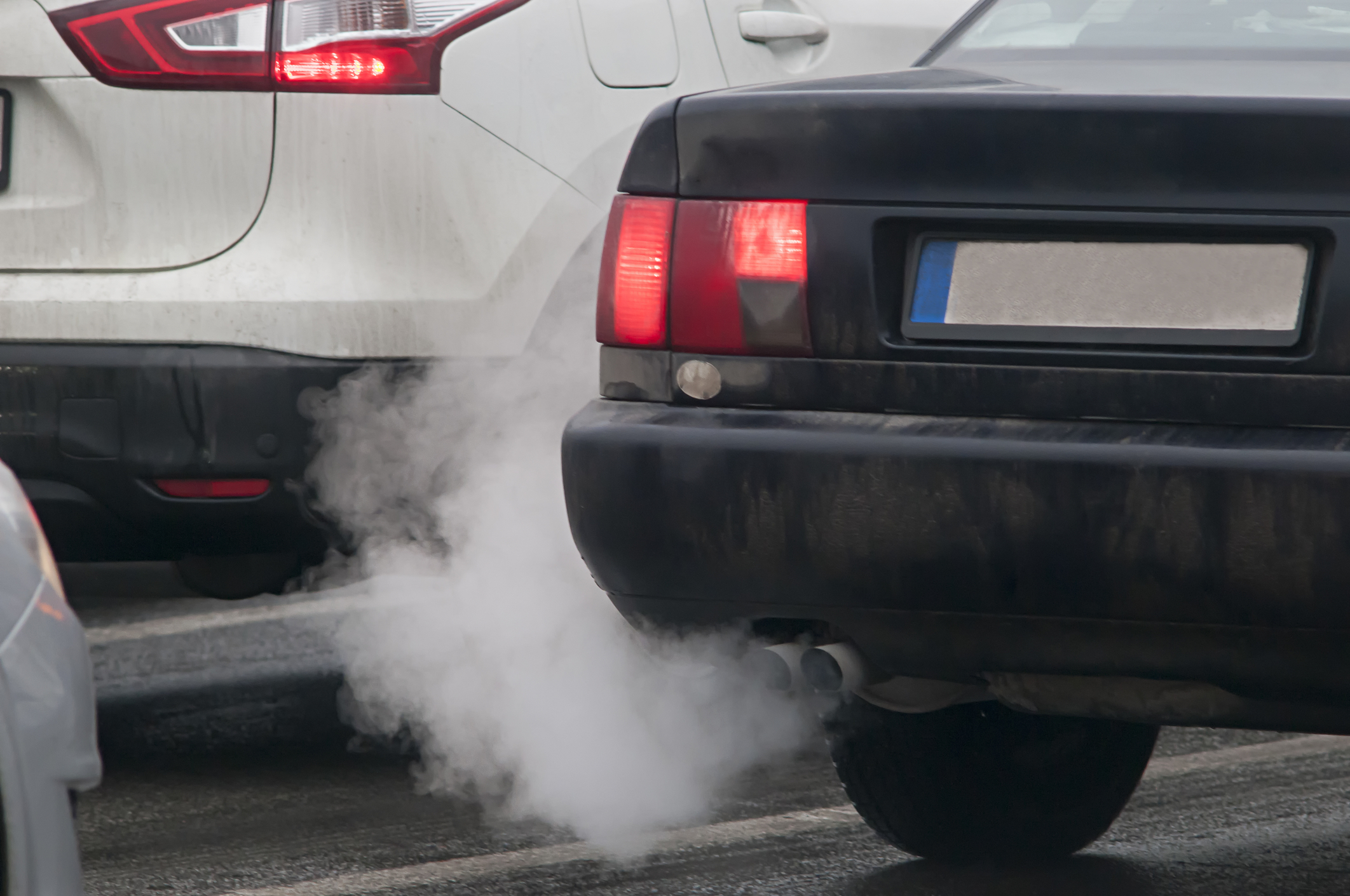 Ce poți afla de la culoarea fumului care iese din eșapament. Poate indica probleme serioase la motor