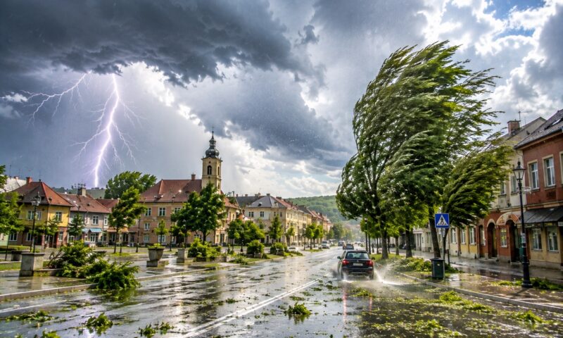 Temperaturile urcă până la 36 de grade. Furtunile și vijeliile lovesc mai multe regiuni