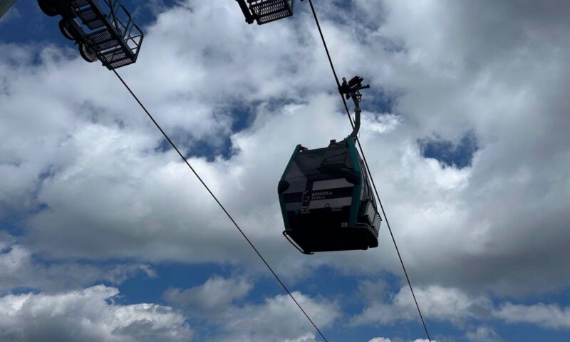 Instalațiile pe cablu din Sinaia au fost blocate. Turiști evacuați de pe munte