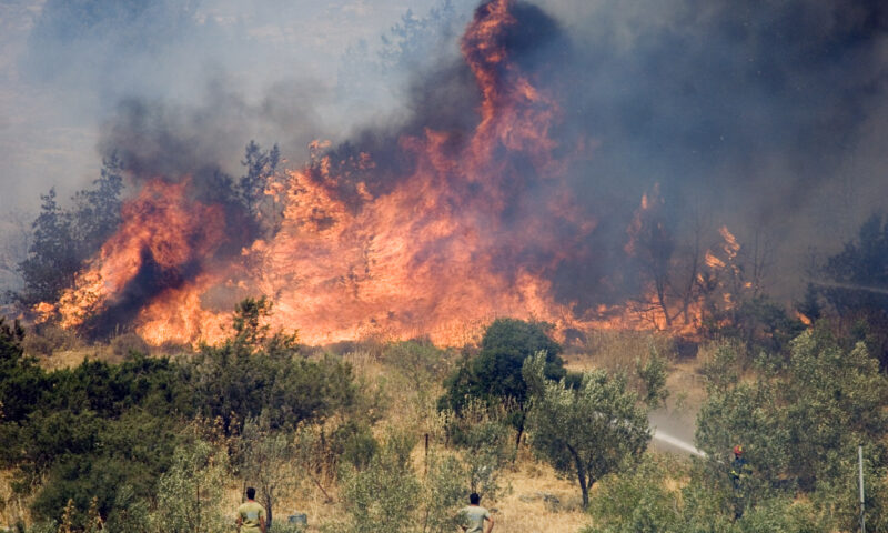 Alertă extremă pentru românii care călătoresc în Grecia. Valul de căldură aduce Cod roșu de incendii în numeroase regiuni
