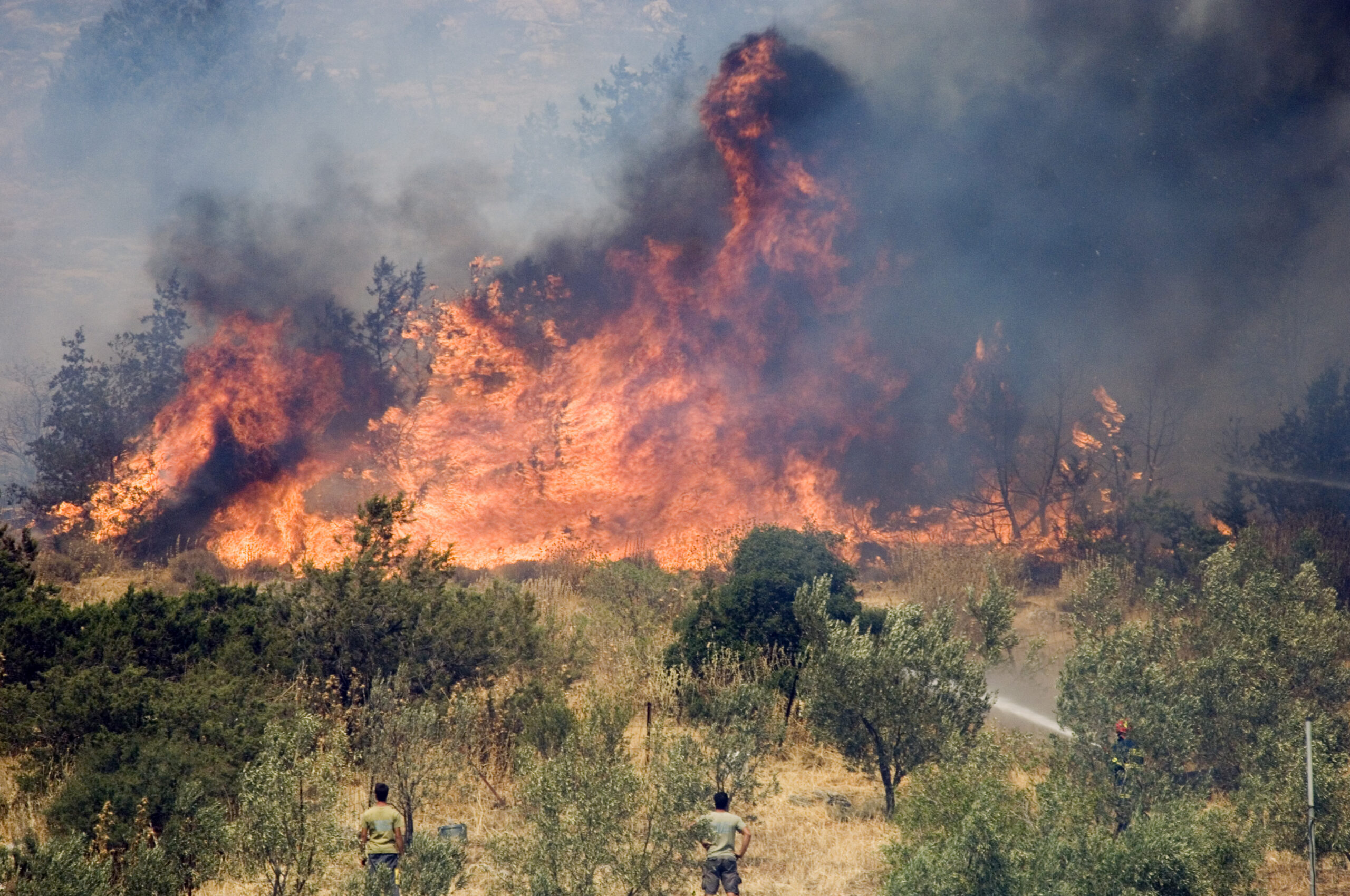 Alertă extremă pentru românii care călătoresc în Grecia. Valul de căldură aduce Cod roșu de incendii în numeroase regiuni