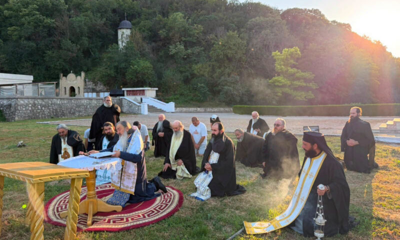 ÎPS Teodosie, slujbă pe câmp pentru încetarea secetei. Zeci de credincioși, prezenți la rugăciune