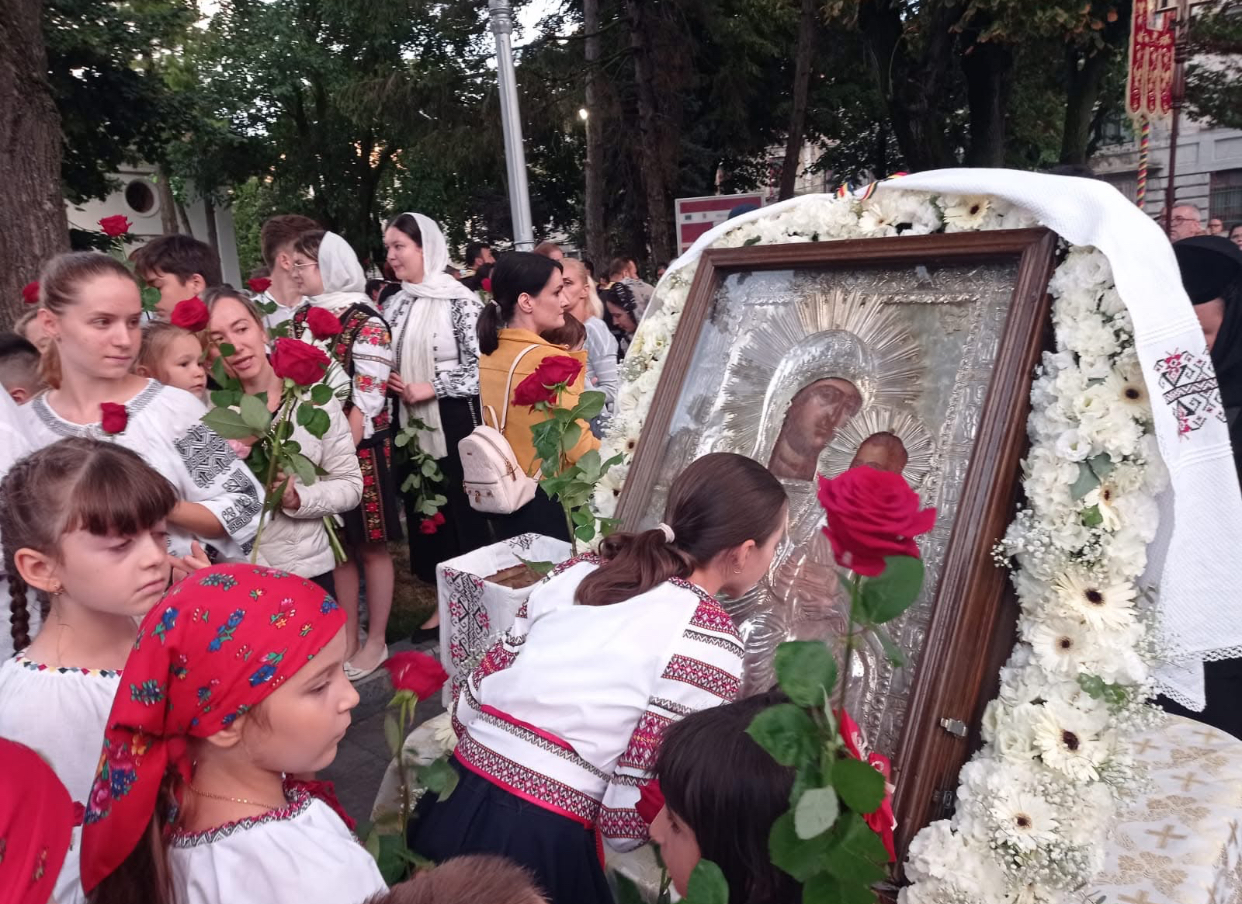 Povestea Icoanei făcătoare de minuni de la Mănăstirea Adam, purtată în pelerinaj prin judeţul Galaţi. Va ajunge în 150 de parohii