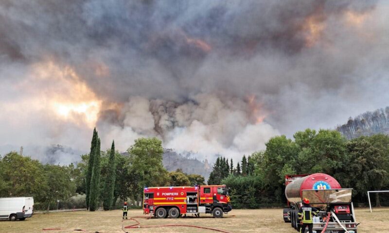 Incendii puternice lângă Atena. Flăcările au ajuns până la mare